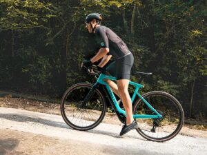 Carbon trifft Hightech: Neues E-Bike mit 4K-Cam, Wireless-Charging und Fingerprint