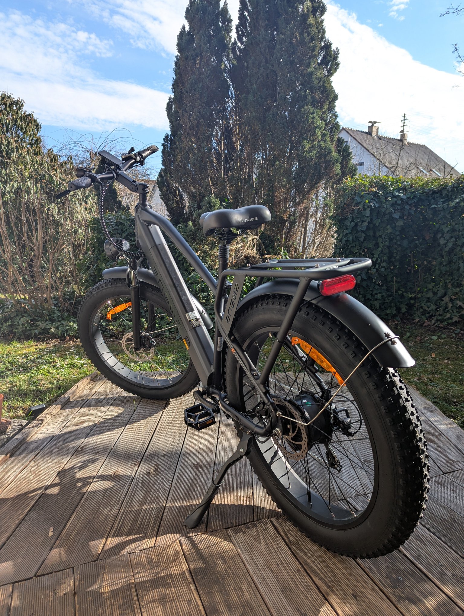 Das Engwe E26 auf der Terrasse – eBikeNews.