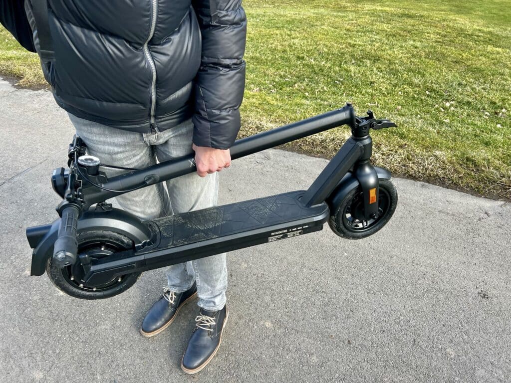 Der E-Scooter ist nur kurze Zeit zu tragen