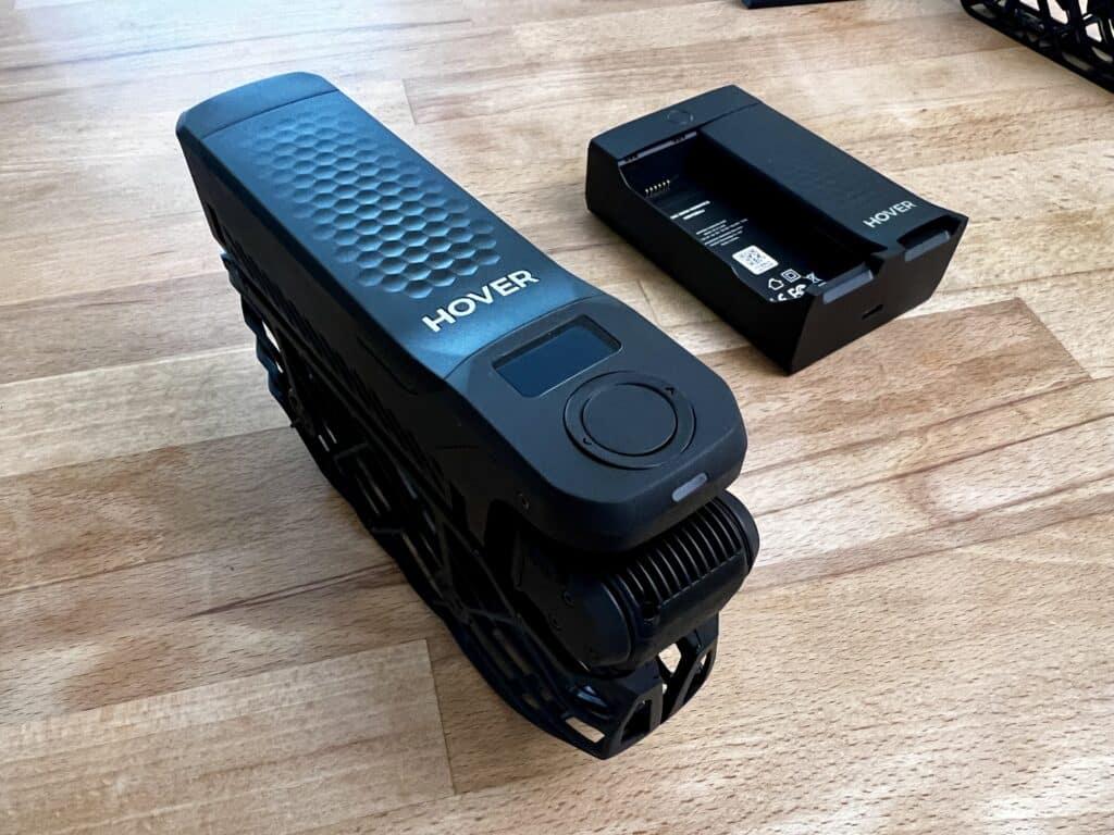 HoverAir X1 Pro zusammengefaltet mit Ladestation