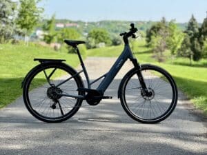 Vielseitiger Tiefeinsteiger für Alltag & Tour: Tenways Ago Air im Test