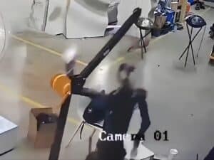 Video: Humanoider Roboter dreht durch und schlägt wild um sich